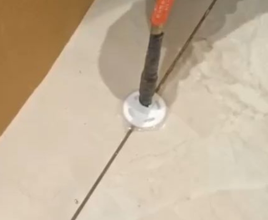 玉田瓷砖空鼓维修公司专业解答瓷砖在铺贴过程中，如果没有涂抹均匀到位的粘结材料（如水泥砂浆或瓷砖胶），可能会导致以下问题